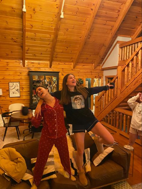 cabin girls trip wine dancing singing Cabin Aesthetic With Friends, Fun Friend Aesthetic, Cabin Pics With Friends, Cabin Retreat Aesthetic, Cabin Trip Pictures, Things To Do At A Cabin With Friends, Cabin Inspo Pics, Cute Camping Photos, Birthday Cabin Weekend