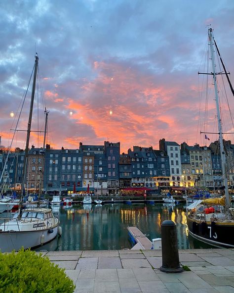 This week’s theme @traveltribeunite is all about SMALL TOWNS . ✨ Last week we returned from a fabulous visit to Normandy, France 🇫🇷 Honfleur has been on my list for many years as we weren’t able to visit this charming village last time we went to Normandy (about 30 years ago) 😔 Honfleur didn’t disappoint! What a lovely small town it is. Quirky little streets, a beautiful harbor, a lot of art shops (the place has been known for hosting many painters 🧑‍🎨) and some great restaurants.🧑‍🍳 Ha... Small Town France, Summer Small Town, Normandy Aesthetic, Honfleur France, France Normandy, France Summer, Normandie France, Paris Itinerary, Normandy France