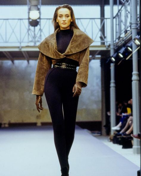 Runway Archives on Instagram: “Alaïa. Fall 1989. · · · · · · · · · · #runway #runwayarchives #catwalk #catwalkarchives #fashion #fashionarchives #designer #chanel #prada…” Neo Grunge, 90s Runway Fashion, Tokyo Street Fashion, Runway Fashion Couture, Fashion 90s, 80s And 90s Fashion, Le Happy, Fashion Aesthetics, Elegantes Outfit