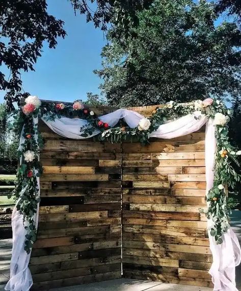 35+ Easy DIY Wedding Backdrops on a Budget - HubPages Diy Rustic Backdrop, Diy Wedding Backdrops, Fairy Light Backdrops, Wedding Backdrop Ideas, Wedding Backgrounds, Rustic Wedding Backdrops, Pallet Wedding, Wooden Backdrops, Boxwood Hedge