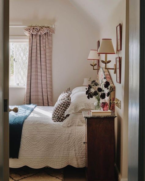 Pretty Pop of Pink: Sunday Strolls & Scrolls - The Inspired Room English Bedroom, Cottage Bedroom, Dreamy Bedrooms, Farmhouse Interior, Beautiful Bedrooms, New Room, Living Dining Room, Bedroom Inspirations, Interior Designer