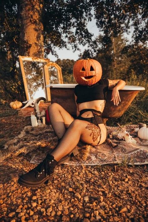 Halloween Shot Ideas, Halloween Styled Shoot, Spooky Photoshoot, Photo Halloween, Bouidor Photography, Halloween Photography, Halloween Photoshoot, Fall Photoshoot, Photoshoot Concept