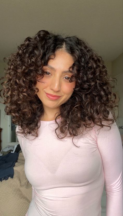 Latina brown curly hair inspo Latina Curly Hair, Brown Curly Hair, Brown Hair Brown Eyes, Cut My Hair, Natural Curls, Brown Skin, Curly Hair Styles Naturally, Girl Tattoos, Brown Hair