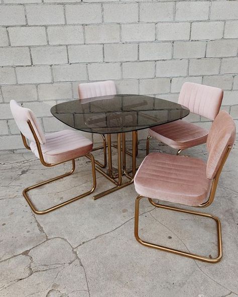 Glass Table Velvet Chairs, Dining Room Design Glass Table, Glass Table Dining Set, Pastel Dining Chairs, Pink Chairs Dining, 1980s Dining Room, 80s Dining Table, 80s Dining Room, Apartment Chairs