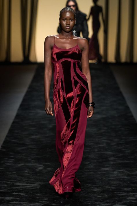 Runway Gowns, Fall 2023 Ready To Wear, High Fashion Runway, Ellie Saab, 2023 Ready To Wear, Milano Fashion Week, Runway Trends, Velvet Fashion, Looks Chic