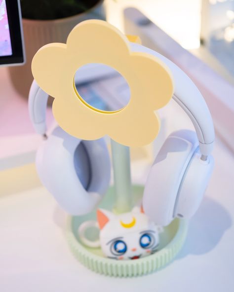 🌼GIVEAWAY🌼 @hello.oregano and I teamed up to make this gorgeous headphone stand, and they want to give one away to one of you guys! To participate in the giveaway you have to: 🌼tag a friend 🌼follow @cozymaja 🌼follow @hello.oregano one comment per tag, you can tag and comment several times to increase your chances to win 🥇 winner will be picked the 19th of june ☘️ and for those of you who don’t win, Hello Oregano will be selling these soon 👀 🌸🌸🌸 #desksetup #headphonestand #deskacc... Headphones Stand, Headphone Stand, Headphone Stands, Kawaii Stationery, Desk Setup, House Decoration, Oregano, To Win, Stationery