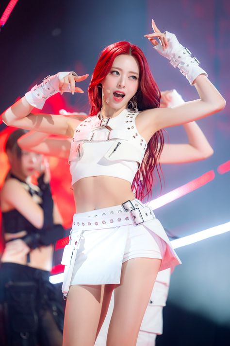 Itzy Yuna, Korean Birthday, Different Hairstyles, Girl Bands, Performance Outfit, Kpop Outfits, Stage Outfits, New Girl, K Idols