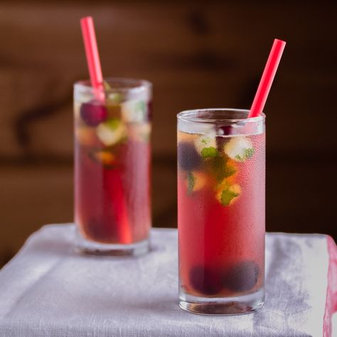 This Cherry Vanilla Iced Tea is sure to kill your thirst in a most refreshing and exciting way. Juicy cherry simply belongs to the summer, vanilla stevia gives an elegant hint of this staple flavor while lime juice plays an important role in freshening the flavors with a prominent yet smooth kick of citrus. Best Iced Tea Recipe, 5 Ingredients Or Less, Fruit Fresh, Cherry Vanilla, Iced Tea Recipes, 5 Ingredient Recipes, Low Carb Vegan, Keto Drink, Peppermint Tea