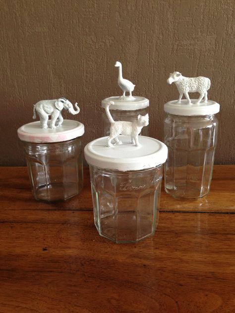 couvercle de pot de confiture Diy Pots, Diy Upcycle, Jam Jar, Mason Jar Wine Glass, Animal Figurines, Art Diy, Sugar Bowl Set, Decorative Jars, Diy And Crafts