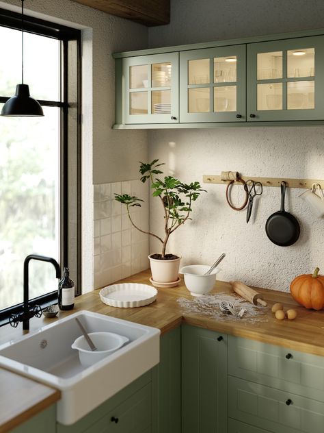 Una cocina de estilo rústico y urbano a la vez - IKEA Green Country Kitchen, Ikea Kitchen Inspiration, Light Green Kitchen, Urban Farmhouse Kitchen, Kitchen Cost, Sage Green Kitchen, Kitchen Ikea, Cosy Kitchen, Urban Kitchen