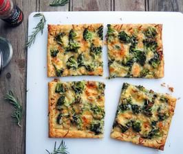 Roasted Broccoli & Rosemary Tart With Smoked Gouda Broccoli Puff Pastry, Broccoli Puff, Thanksgiving Potluck Recipes, Gouda Recipe, Thanksgiving Potluck, Smoked Gouda Cheese, Smoked Gouda, Savory Tart, Puff Pastry Recipes