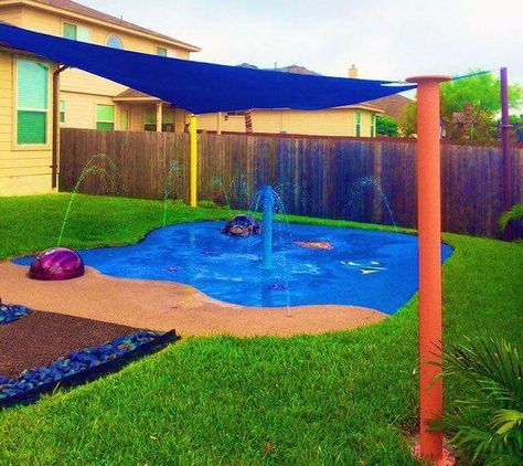 Playground Flooring Outdoor, Diy Splash Pad, Patio Chico, Backyard Splash Pad, Backyard Water Parks, Kid Friendly Backyard, Kids Backyard Playground, Backyard Ideas For Small Yards, Living Pool