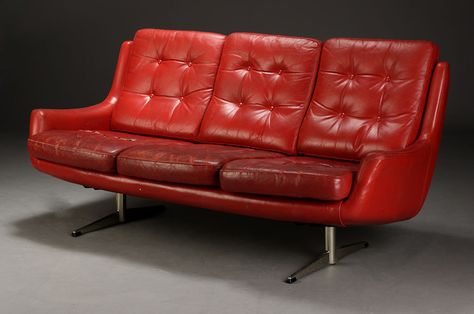 Red Leather Couches, Modern Leather Couch, Retro Couch, House Decor Items, Red Leather Sofa, Mini Couch, Red Couch, Architecture Home Design, Cute Furniture