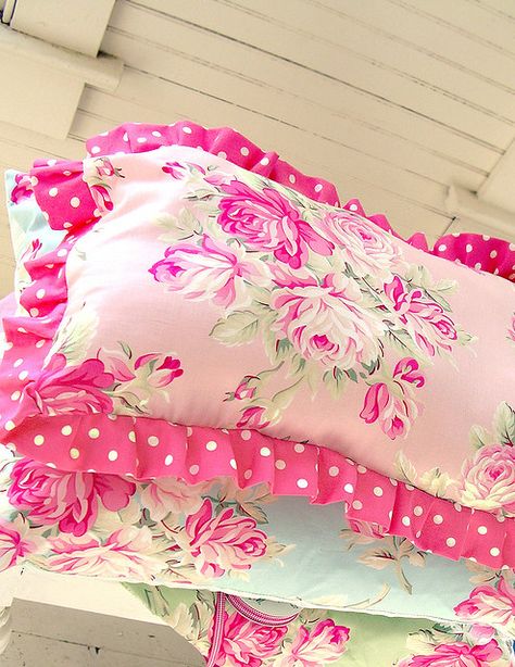 Gorgeous Ava Rose pilows! Shabby Chic Pillows, Rose Pillow, Vintage Interior Design, Shabby Chic Bedroom, Chic Pillows, Pretty Pillow, Shabby Chic Bedrooms, Sewing Pillows, Repurposed Vintage