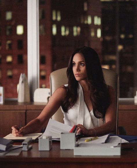 Rachel Zane Outfits, Rachel Zane Suits, Meghan Markle Suits, Suits Tv, Career Vision Board, Lawyer Outfit, Meghan Markle Style, Work Motivation, Future Jobs