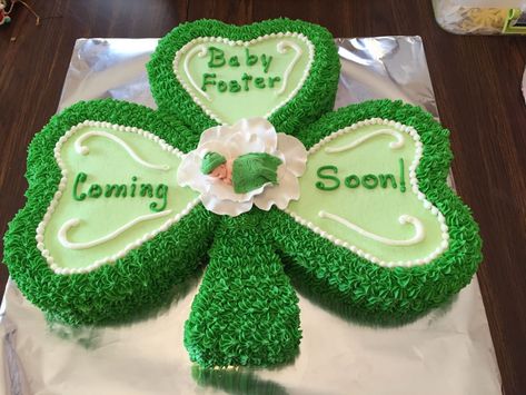 Shamrock Baby Shower Cake Baby shamrock cake with buttercream frosting and gum paste flower and baby Irish Themed Baby Shower Ideas, St Patricks Baby Shower, Shamrock Cake Ideas, Cake Fondant Recipe, Clover Cake, Shamrock Cake, March Baby Shower, St Patricks Day Cakes, Cake With Buttercream Frosting