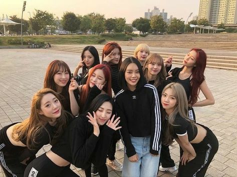 11 Girls Squad Aesthetic, Squad Girls Aesthetic, 10 Girls Squad Aesthetic, Ulzzang School, Friend Group Pictures, Korean Friends, Friendship Pictures, Korean Best Friends, Big Friends