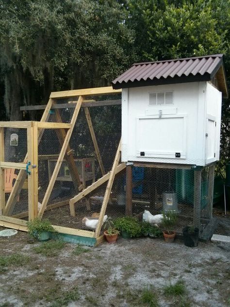 Repurposed play set to chicken coop. Repurposed Chicken Coop Ideas, Play Set Chicken Coop, Chicken Coop Signs Ideas Rustic, Swingset Chicken Coop Diy, Play House Chicken Coop, Swingset Ideas, Chicken Coop Designs Diy, Chicken Shed, Duck Coop