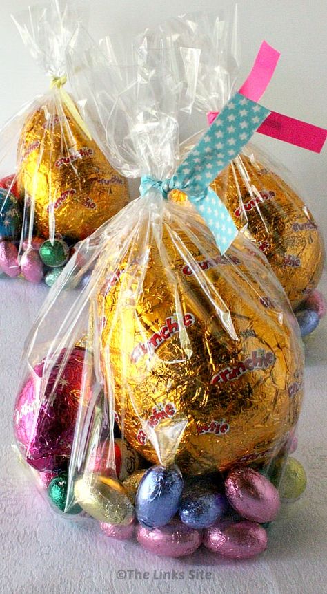 These Easter Goodie Bags can be put together quickly at the last minute! thelinkssite.com #Easter #Eastergiftbags #giftbags #giftideas Easter Goodie Bags, Easter Hamper, Easter Treat Bags, Easter Bags, Dessert Candles, Easter Goodies, Diy Ostern, Easter Chocolate, Personalized Easter