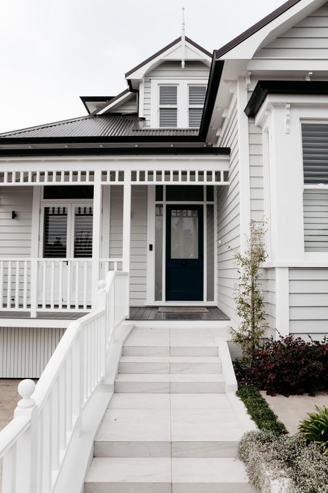 Herne Bay Country Weatherboard House Exterior, Modern Weatherboard House Exterior, White Weatherboard Exterior, Weatherboard House Renovation, Hampton Exterior Home, Modern Weatherboard House, External Balustrade, Weatherboard Facade, Weatherboard House Exterior