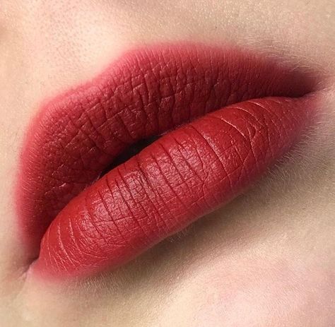 Blotted Lip Look, Blurred Red Lip, Blurred Lips, Geometric Makeup, Smudged Makeup, Trends 2025, Going Out Makeup, Swag Makeup, Smink Inspiration