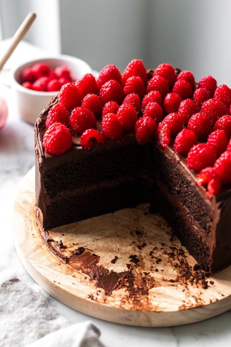 This MOIST vegan chocolate raspberry cake features raspberry syrup-soaked chocolate sponge cake layered in fudgy frosting for a showstopper of a cake! Chocolate Raspberry Fudge, Fudgy Frosting, Vegan Chocolate Raspberry, Raspberry Chocolate Cake, Unbelievable Cakes, Raspberry Fudge, 2 Ingredient Fudge, Chocolate Ganache Frosting, Chocolate Fudge Frosting