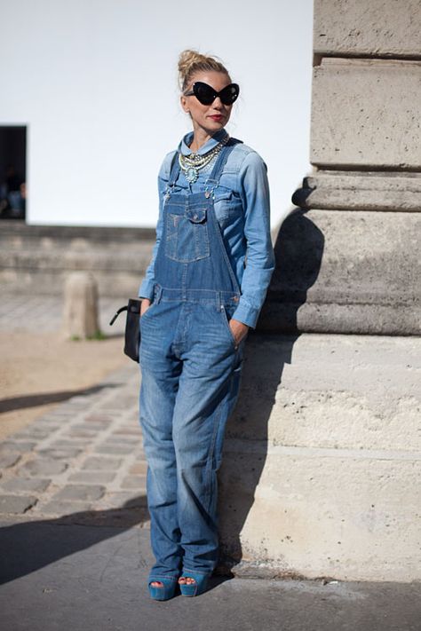 Paris Street Fashion, Wearing Overalls, Yearbook Photoshoot, Moda Denim, Denim Outfits, Moda Jeans, Paris Fashion Week Street Style, Fashion Articles, Double Denim