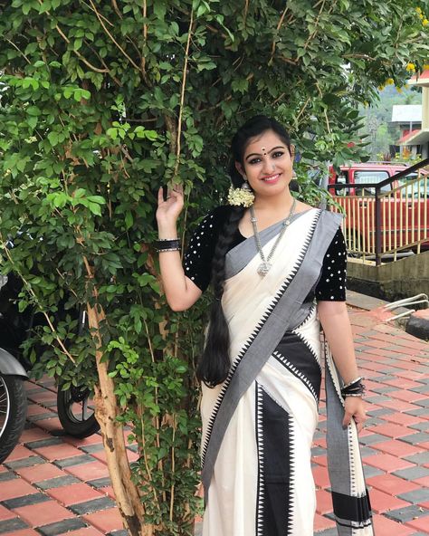 Manve surendran on Instagram: "College Ethnic day special #Finalyr #collegedays #Happyday #MAC #traditional #jummka #setmund #Blacklover 😍" Set Mundu Blouse Design, Set Mundu Kerala, Set Saree Kerala, Kerala Saree Blouse, Kerala Saree Blouse Designs, Onam Saree, Kerala Saree, Set Saree, Indian Saree Blouse