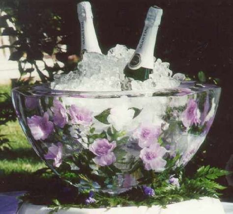 Ice bowl with fresh flowers ~  made these for many years - trick to getting nice clear water is boiling the water first and letting it cool...then making the ice bowls. Works with flowers, herbs, leaves, toys, anything! we made it once with doll body parts and the hands sticking out/faces smashed against the ice for Halloween Iced Flowers, Ice Sculpture Wedding, Ice Photo, Ice Carving, Ice Bowl, Floral Ice, Flower Ice, Frozen Ice, Ice Buckets