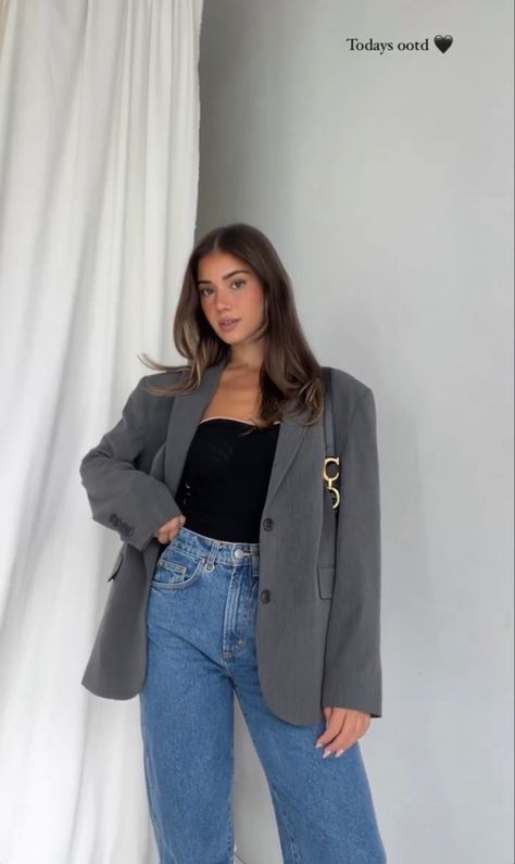 Grey Blazer Coat Outfit, Black Oversize Blazer Outfit, Blazer Grigio Outfit, Dark Grey Blazer Women Outfit, Drinks After Work Outfit, That Woman, Gray Blazer Outfit, Grey Blazer Outfit, Uni Outfits