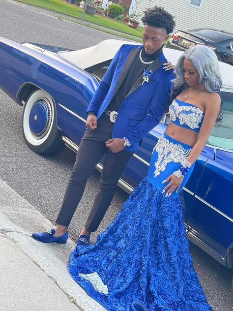 Prom Outfits Couples, Royal Blue Prom Suits, Silver Prom Suits, Prom Outfits For Couples, Blue Prom Suits For Guys, Prom Corsage Blue, Prom Suit And Dress, Prom Couples Outfits, Black Prom Suits