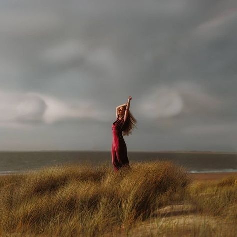 Ocean Portrait Photography, Woman Beach Photography, Beach Portraits Woman, Creative Beach Photography, Sea Portrait, Beach Portrait Photography, Lake Portrait, Portrait Beach, Woman On The Beach