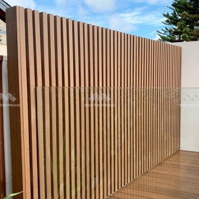 Pool Cladding Ideas, Low Maintenance Fence Ideas, Outdoor Wall Cladding Ideas, Composite Screening, Natural Wood Fence, Screen Fencing, Fence Around Pool, Investment House, House Fence