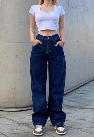 e1696007be4eefb81b1a1d39ce48681bdesc44972218ri Loose Jeans Outfit, Aesthetic Mom, Baggy Style, Baggy Clothes, Light Blue Jeans, Aesthetic Outfit, Cargo Jeans, Retro Aesthetic, Dark Wash Jeans