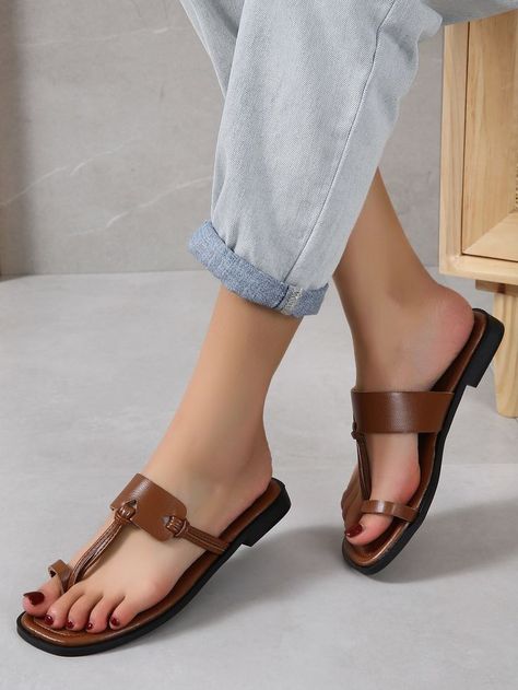 Thong Sandals Outfit, Casual Shoes Women Sneakers, Knot Decor, Pretty Sandals, Fashion Shoes Sandals, Modern Sandals, Video Tiktok, Comfort Shoes Women, Beautiful Sandals