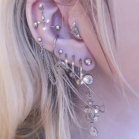 Piercings Oreja Aesthetic, Earrings Piercings, Grunge Earrings, Multiple Ear Piercing, Types Of Ear Piercings, Piercing Inspo, Pretty Ear Piercings, Cool Piercings, Earrings Aesthetic