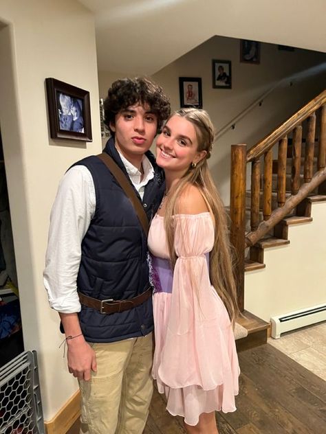 Are you looking for the most unique couple Halloween costumes? these couple Halloween costumes will make you the spot of lights this year 2024. Flynn Rider Costume, Rapunzel Y Flynn, Rapunzel Halloween Costume, Rapunzel And Flynn Rider, Couple Halloween Costume, College Costumes, Cute Couples Costumes, Rapunzel Cosplay, Unique Couple Halloween Costumes