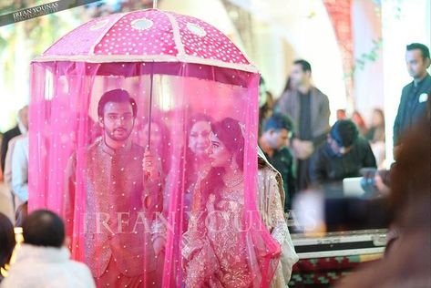 What's behind the veil? Its the bride and looks exceptionally pretty!  #pretty #bride #love #indianbride #indianwedding Bride Entrance, Entrance Idea, Bridal Umbrella, Bridal Entry, Floral Umbrellas, Wedding Photography Bride And Groom, Bride Entry, Umbrella Decorations, Desi Wedding Decor