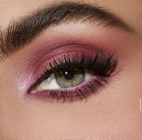 Magenta Eyeshadow Look, Fuchsia Dress Makeup, Raspberry Eyeshadow Looks, Magenta Eyeliner, Fuschia Makeup Looks, Makeup For Magenta Dress, Magenta Dress Makeup, Makeup For Fuchsia Dress, Magenta Makeup Look