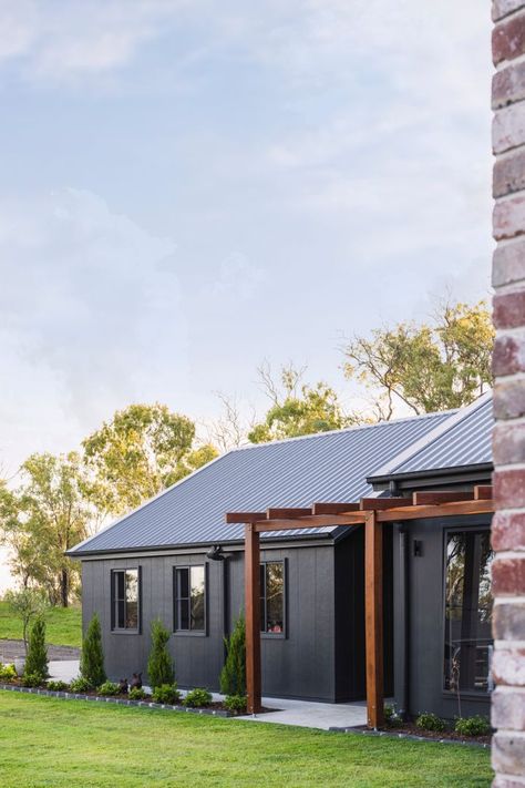 Shed Homes Ideas, Australia House, Farmhouse Architecture, House Cladding, Shed Home, Modern Barn House, Rural House, County House, Modern Farmhouse Exterior