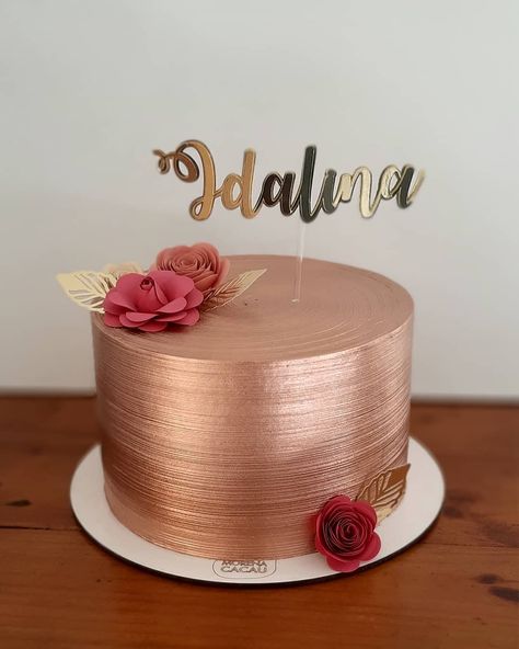 Bolo rose gold: 30 inspirações para uma festa supersofisticada Bolo Rose Gold, Birthday Cake Roses, 25th Birthday Cakes, Rose Gold Cake, Gold Birthday Cake, Pink Birthday Cakes, Rose Gold Party, Beautiful Birthday Cakes, Cake Craft