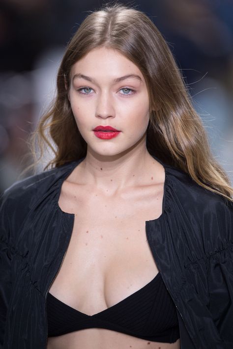 Model of the moment, Gigi Hadid, goes for a bordering-on-light-brown hue with subtle blonde highlights that keep it from appearing too chocolate-y. Dark Ash Blonde Hair, Gigi Hadid Hair, جيجي حديد, Natural Dark Blonde, Blonde Lowlights, Subtle Blonde Highlights, Blonde Hair Colors, Dark Blonde Hair Color, Neutral Blonde