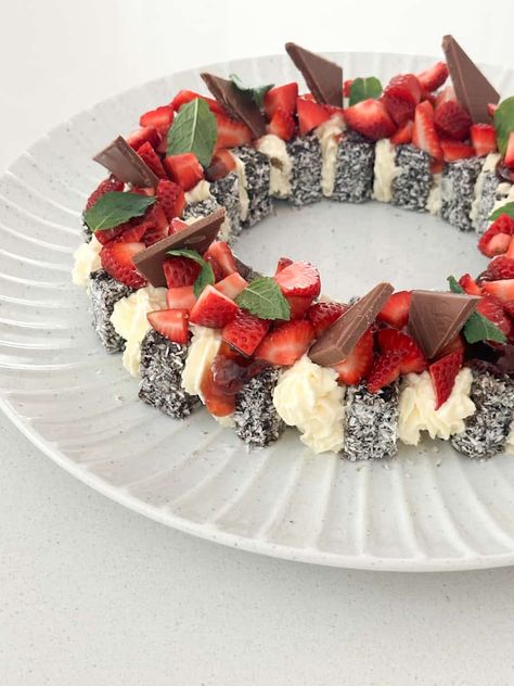 Lamington Christmas Dessert Wreath Lamington Wreath Cake, Christmas Wreaths Dessert, Christmas Festive Food, Lamington Christmas Wreath, Christmas Platter Desserts, Christmas Food Wreath, Xmas Food Desserts, Christmas Dessert Platter Ideas, Lamington Wreath