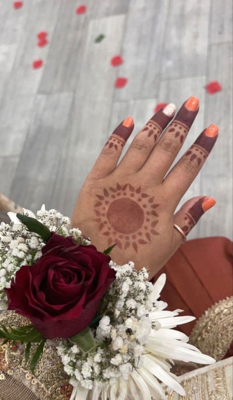 #aesthetic #pinterest #feedfeed #wedding #pakistaniweddings #pakistanifashion #pakistani #flowers Flower Jwellary For Mehndi, Hand Flower Wedding Pakistani, Desi Flower Jewelry, Mehndi Fresh Flower Jewellery, Flower Jewellery For Mehndi Brides Pakistani, Real Flower Jewelry, Flower Bracelet, Pakistani Fashion, Real Flowers