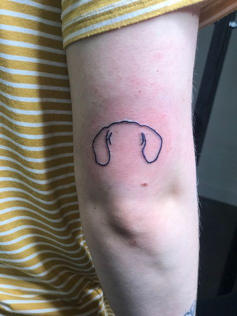 Dachshund Tattoo Simple, Dauchsands Tattoo, Tattoo For Dog That Passed, Wiener Dog Tattoo, Beagle Tattoo Ideas, Tattoos For Dogs That Passed, Daschund Tattoo, Beagle Tattoo, Small Dog Tattoos