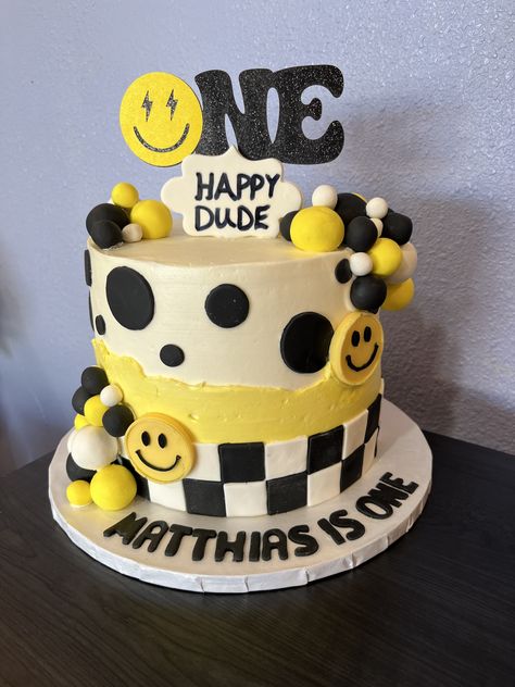 Yellow Smiley Face Cake, Smiley Face Treats, Black And Yellow Cake Ideas, Smiley Face 1st Birthday Party, 2 Cool Birthday Cake, Smiley Face Cake Ideas, Smiley Face Cake Pops, Smiley Face Smash Cake, Smile Face Cake