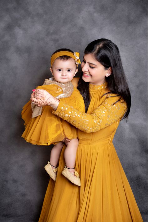 Baby With Mom, Mom Pic, Family Shorts, Daughter Photo Ideas, Mother Daughter Photos, Baby Birthday Dress, Sunset Girl, Indian Baby, Birthday Clips