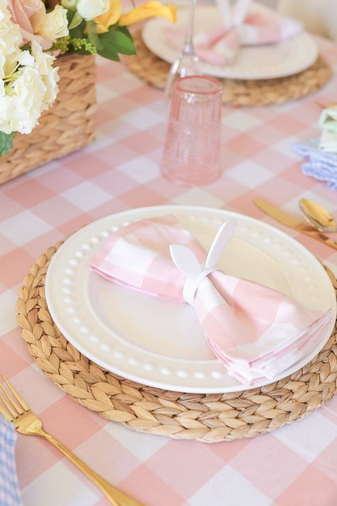 Hosting Easter Dinner, Easter Table Setting Ideas, Easter Meals, Hosting Easter, Random Holidays, Creative Dinner, Easy Easter Dinner, Easter House, Easter Dinner Menus