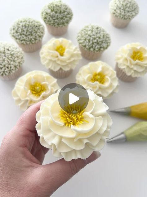 Rachelles on Instagram: "MAKE YOUR FLOWERS POP

The central detail can really make or break a flower.
My top tips for stamen details

🌸 Use soft icing, too cold and you will struggle.
🌸 Put a small amount in your bag so your hand covers it
🌸 Always keep your bag tightly twisted!!
🌸 Small short squeezes as you draw your hand upwards
🌸 For more realistic stamens try using tip size 1, or 1.5

Then get jiggy!!
Rachel x
.

.

#cakeart
#art
#flowers
#flowersofinstagram 
#buttercream
#buttercreamart
#edibleflowers
#pipingskills
#pipedflowers
#floralpiping
#likes4likes 
#cakemasters
#buttercreamflowers
#trending
#weddingcupcakes
#weddingcakemaker 
#cakedesigner
#love
#reels
#icing
#tutorials
#cakedesigner
#beautifulcakes
#trending
#frosting
#americanbuttercream
#artist
#beautifulcakes
#piping Butter Cream Flowers, Icing Tutorials, Buttercream Flowers Tutorial, Love Reels, Piping Flowers, Cream Art, Buttercream Flowers, Too Cold, Magnolia Flower