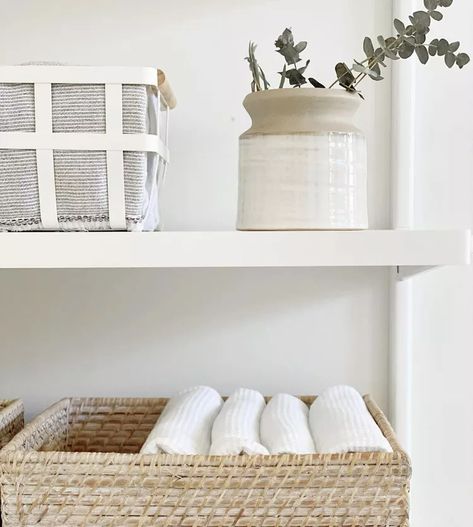 22 Smart and Pretty Towel Storage Ideas Towel Storage Ideas, Kitchen Towels Storage, Food Storage Pantry, Folded Towels, Linen Closet Storage, Pantry Organization Ideas, Bath Towel Storage, Towel Basket, Bathroom Towel Storage